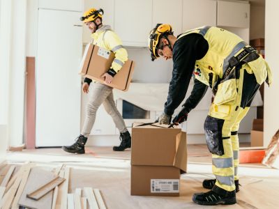 Cleor-asentajat valmistelemassa asennusta