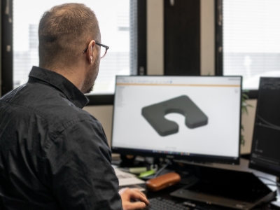 Ammattilainen suunnittelemassa 3D-ohjelmalla