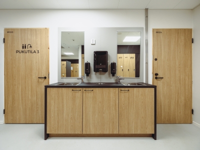 Pukuhuoneen käsienpesupiste suoraan edestä kuvattuna